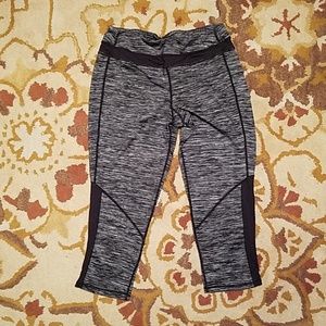 Black space dye cropped workout capris